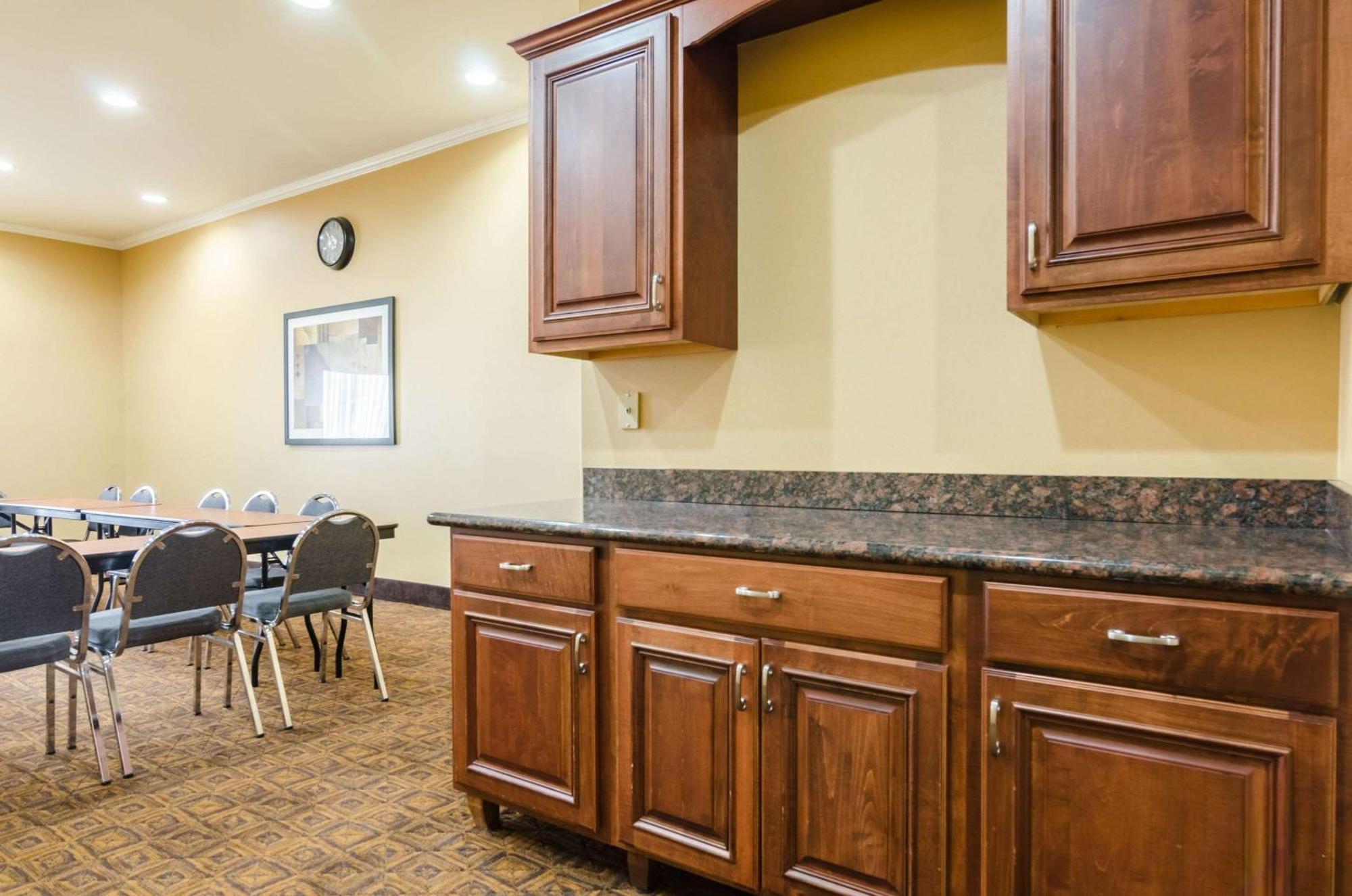 Comfort Suites Salina South Екстер'єр фото